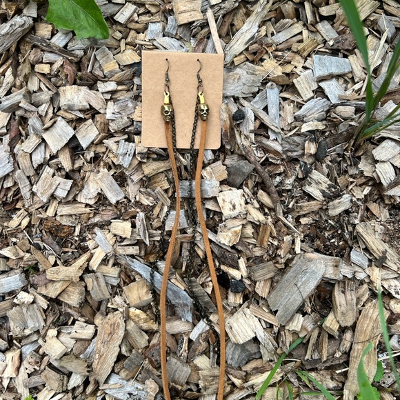 Leather chains and skulls - Picture 2 of 7